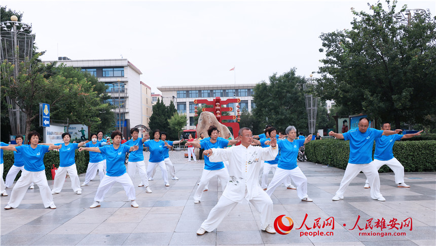 容城群眾在小區(qū)旁廣場打太極拳。齊鑫攝