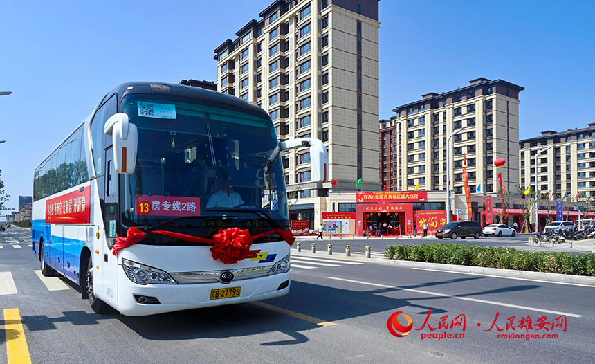 搭載著回遷居民的驗(yàn)房專車。胡忠攝