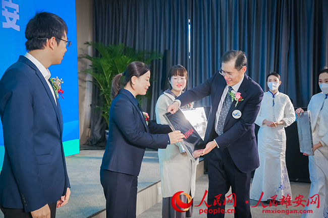 圖為趙豐東為首批“無廢細(xì)胞”創(chuàng)建示范單位獲得者授牌。雄安新區(qū)生態(tài)環(huán)境局供圖