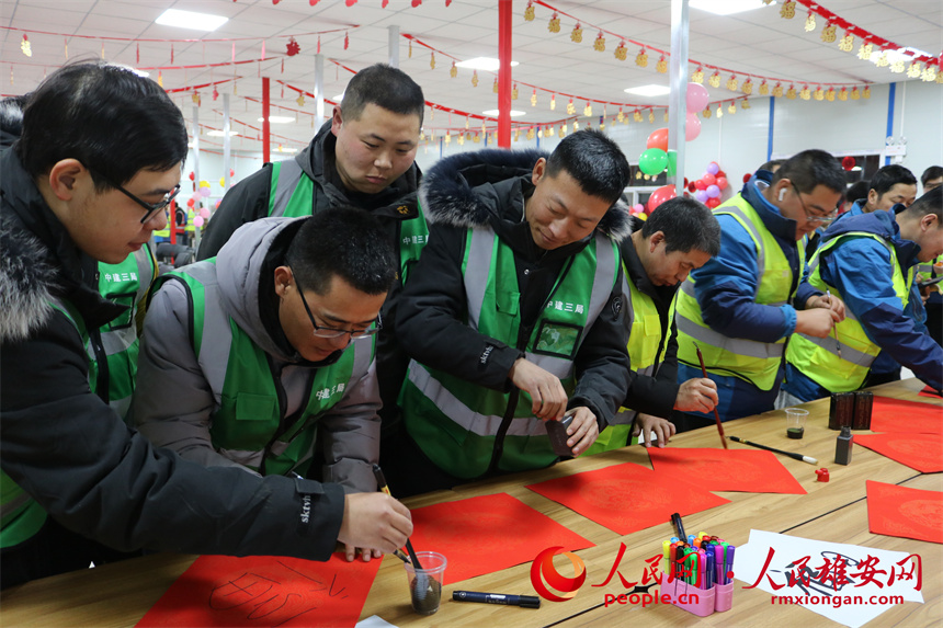 圖為建設(shè)者們組織寫福字。中建三局集團(tuán)北京有限公司供圖