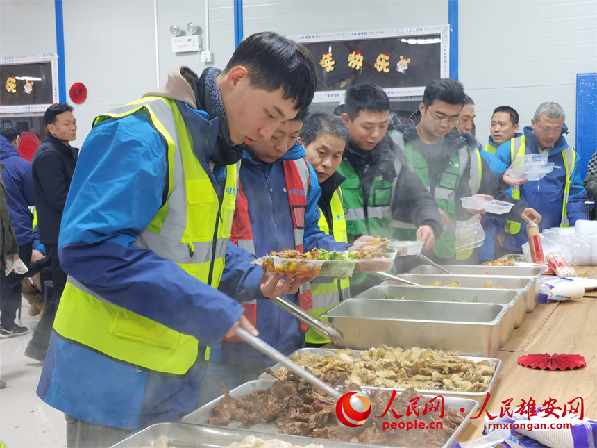 圖為建設(shè)者們歡聚一堂喜迎新春。中建三局集團(tuán)北京有限公司供圖