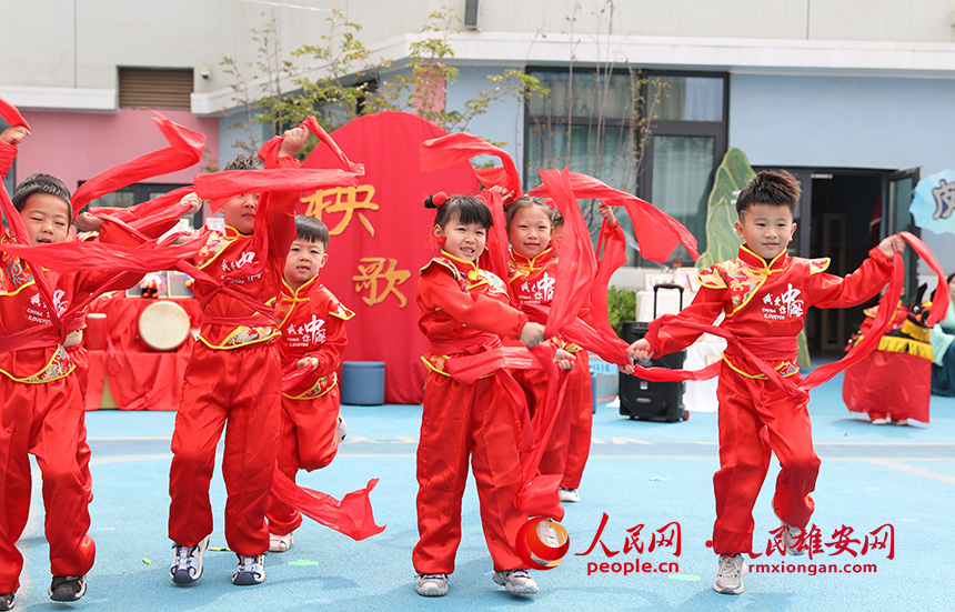 5月31日，雄安容和樂安幼兒園舉辦傳統(tǒng)文化游園活動。活動邀請了雄安當?shù)胤沁z文化傳承人走進幼兒園，與孩子和家長交流互動。通過現(xiàn)場接觸非遺項目，讓孩子們零距離認識非遺、熟悉非遺，感受非遺之美。人民網(wǎng) 李兆民攝