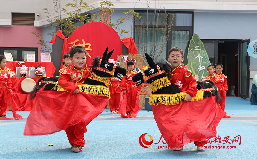 5月31日，雄安容和樂(lè)安幼兒園舉辦傳統(tǒng)文化游園活動(dòng)?；顒?dòng)邀請(qǐng)了雄安當(dāng)?shù)胤沁z文化傳承人走進(jìn)幼兒園，與孩子和家長(zhǎng)交流互動(dòng)。通過(guò)現(xiàn)場(chǎng)接觸非遺項(xiàng)目，讓孩子們零距離認(rèn)識(shí)非遺、熟悉非遺，感受非遺之美。人民網(wǎng) 李兆民攝