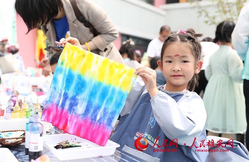 5月31日，雄安容和樂安幼兒園舉辦傳統(tǒng)文化游園活動。活動邀請了雄安當(dāng)?shù)胤沁z文化傳承人走進幼兒園，與孩子和家長交流互動。通過現(xiàn)場接觸非遺項目，讓孩子們零距離認識非遺、熟悉非遺，感受非遺之美。人民網(wǎng) 李兆民攝