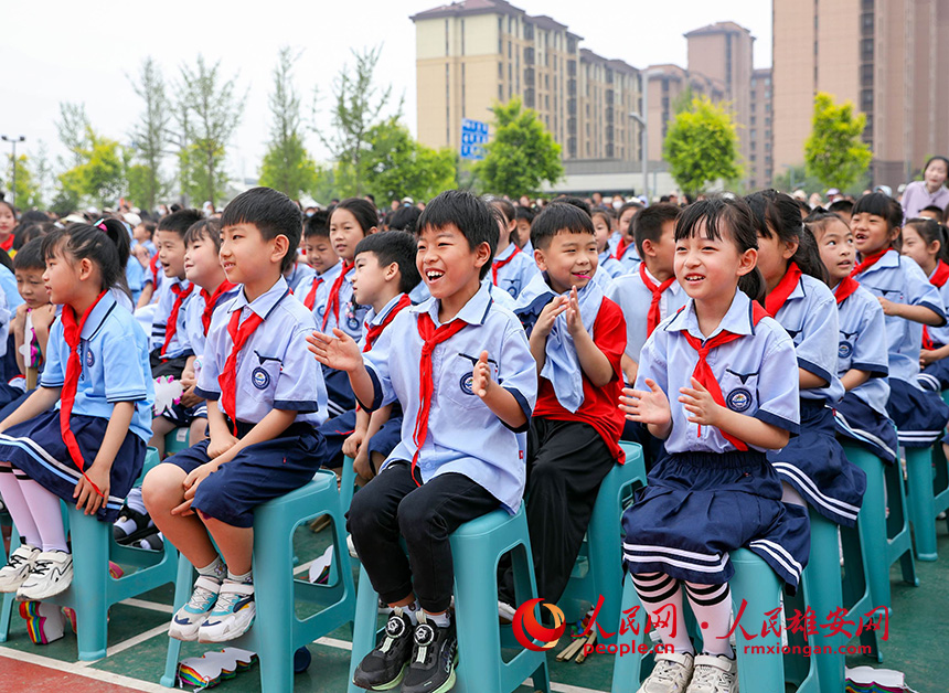 5月31日，雄安容和樂(lè)民小學(xué)“六一”兒童節(jié)文藝匯演現(xiàn)場(chǎng)，精彩的演出引來(lái)同學(xué)們的掌聲。人民網(wǎng)記者 宋燁文攝