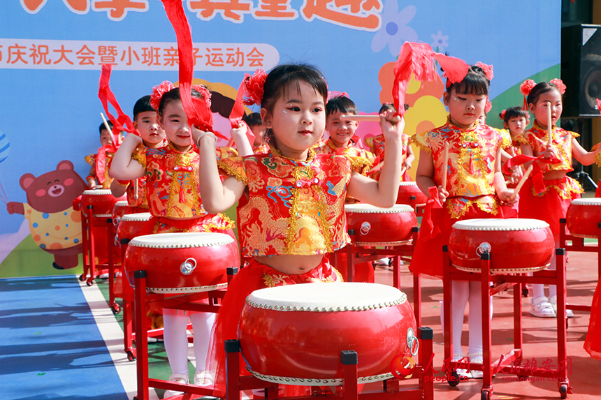 雄安容西興學幼兒園舉辦“共建兒童友好，共享童真童趣”親子運動會，讓小朋友在參與中體驗合作與成長的快樂。雄安容西興學幼兒園供圖