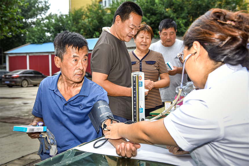 2023年8月27日，涿州市碼頭中心衛(wèi)生院巡回醫(yī)療隊，在為向三村民體檢身體并免費發(fā)放常規(guī)藥。劉永興 攝 (2)