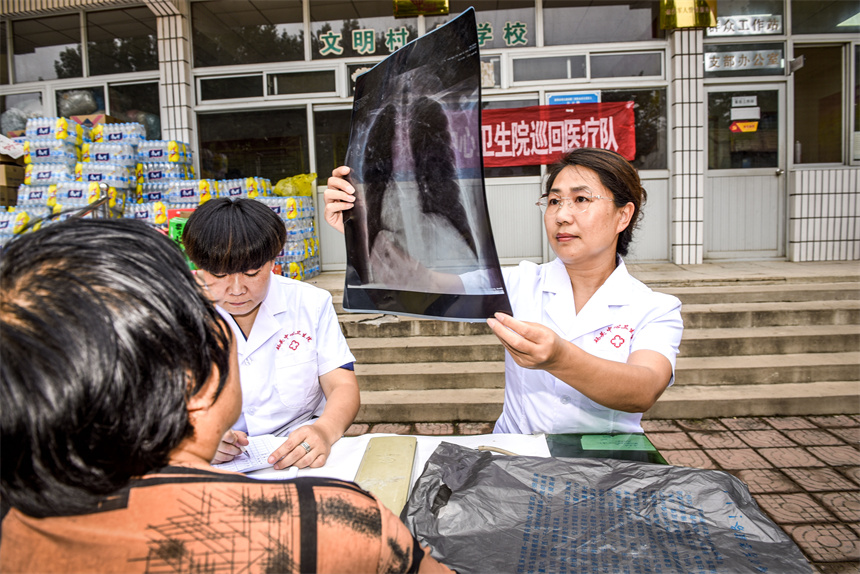 2023年8月27日，涿州市碼頭中心衛(wèi)生院巡回醫(yī)療隊，在為向三村民體檢身體并免費發(fā)放常規(guī)藥。劉永興 攝