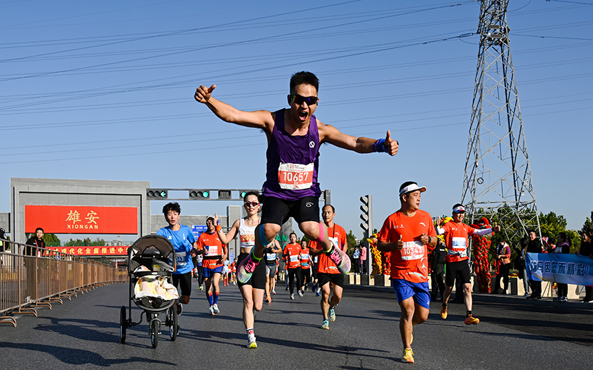 2023雄安馬拉松比賽現(xiàn)場(chǎng)。胡忠攝