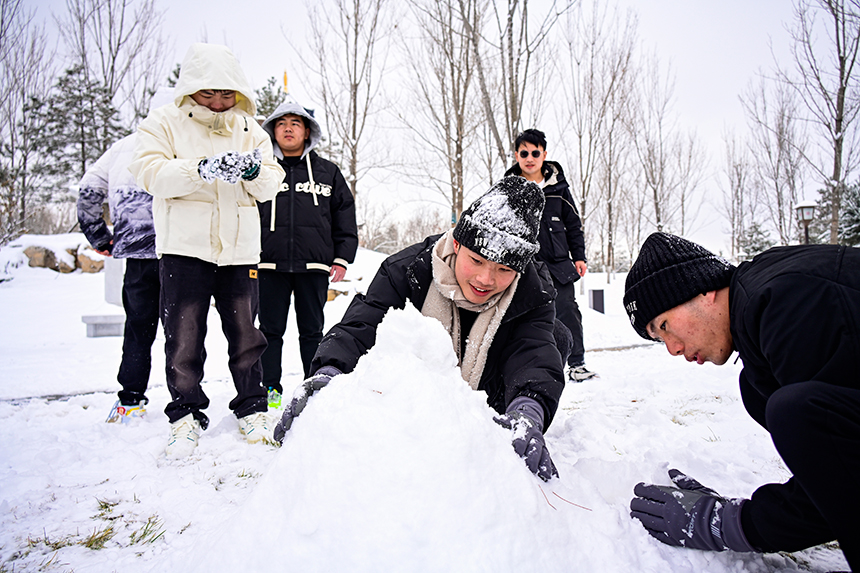 市民來到公園，堆起雪人，享受雪后的樂趣。胡忠攝