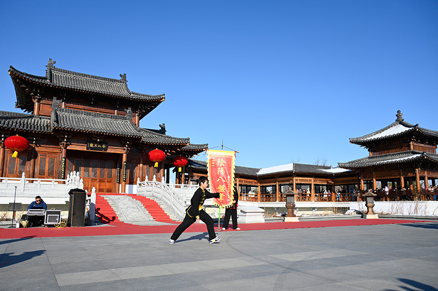 “雄安歲節(jié)，國(guó)風(fēng)悅?cè)荨睗h服園游會(huì)活動(dòng)的武術(shù)表演。胡忠攝