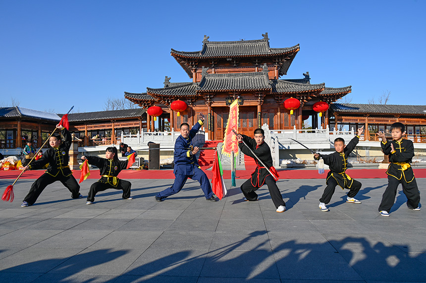 “雄安歲節(jié)，國風悅容”漢服園游會活動的武術表演。胡忠攝