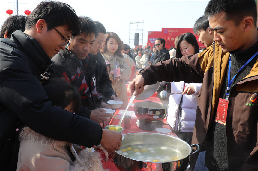 觀眾們在“村晚”活動(dòng)現(xiàn)場品嘗湯圓。容城縣委宣傳部供圖