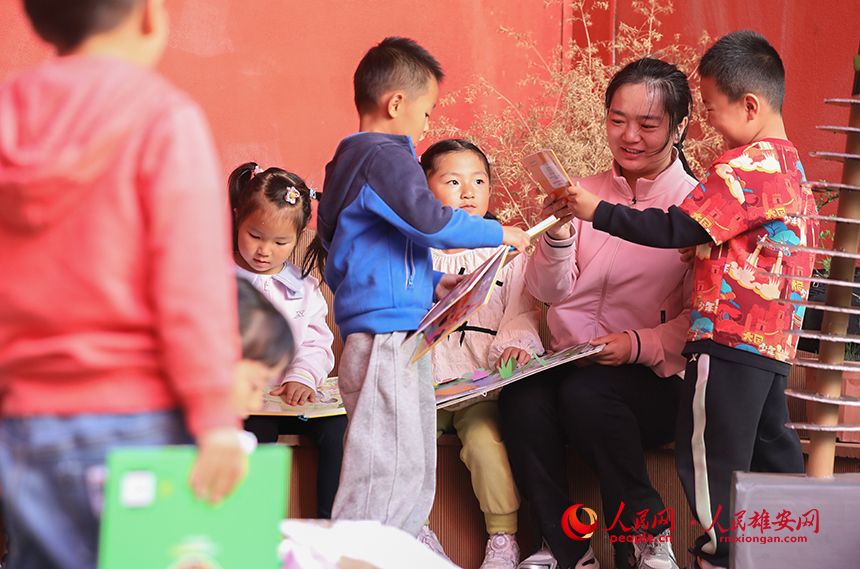 4月23日，雄安北海幼兒園師幼合作在幼兒園白洋淀微景觀進(jìn)行布置，開(kāi)展荷塘趣味讀書活動(dòng)。人民網(wǎng)記者 李兆民攝