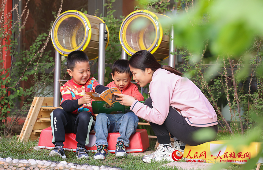 4月23日，雄安北海幼兒園師幼合作在幼兒園白洋淀微景觀進(jìn)行布置，開展荷塘趣味讀書活動。人民網(wǎng)記者 李兆民攝