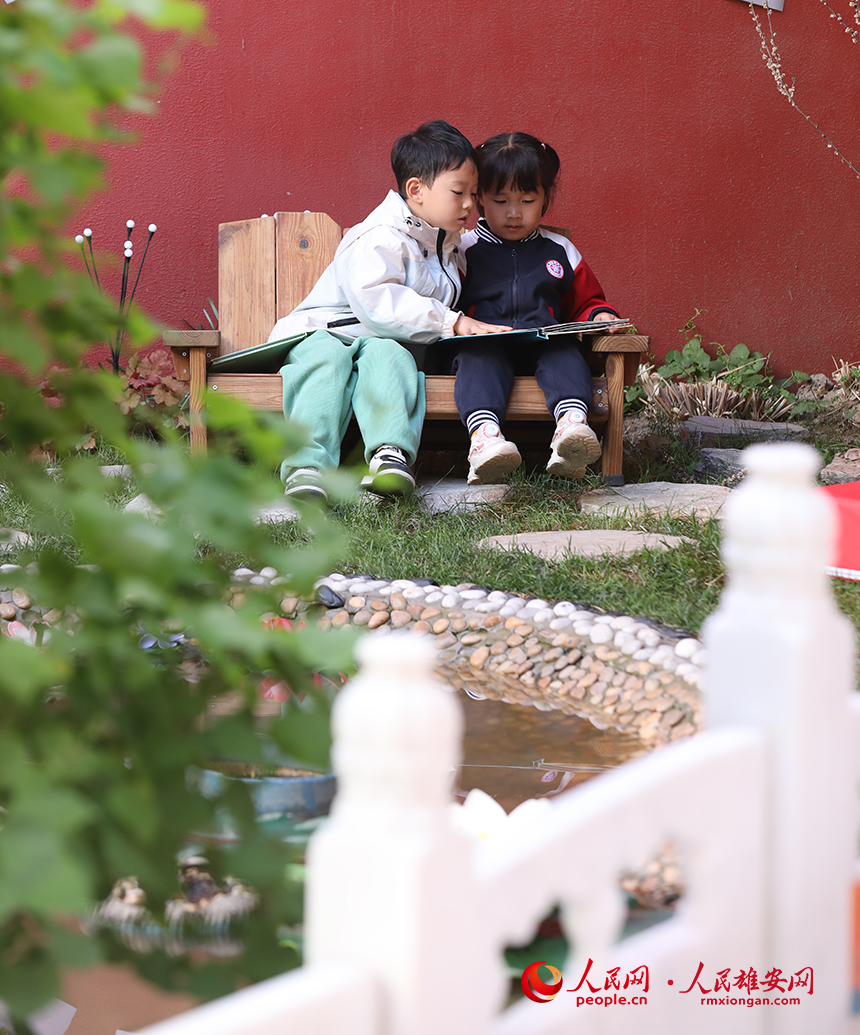 4月23日，雄安北海幼兒園師幼合作在幼兒園白洋淀微景觀進(jìn)行布置，開展荷塘趣味讀書活動(dòng)。人民網(wǎng)記者 李兆民攝