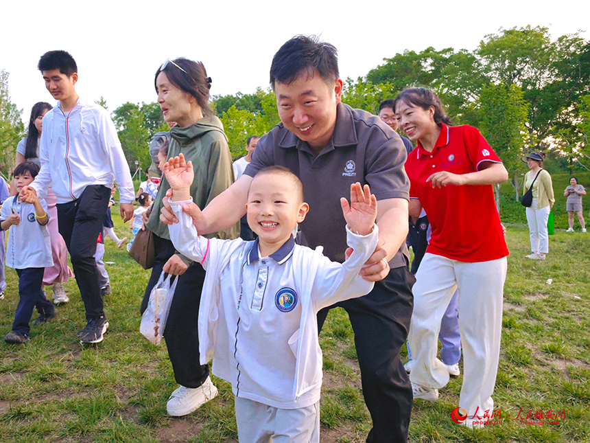 雄安容和容德幼兒園孩子們開(kāi)始“貓鼠大戰(zhàn)”前的熱身運(yùn)動(dòng)。人民網(wǎng)記者 李兆民攝