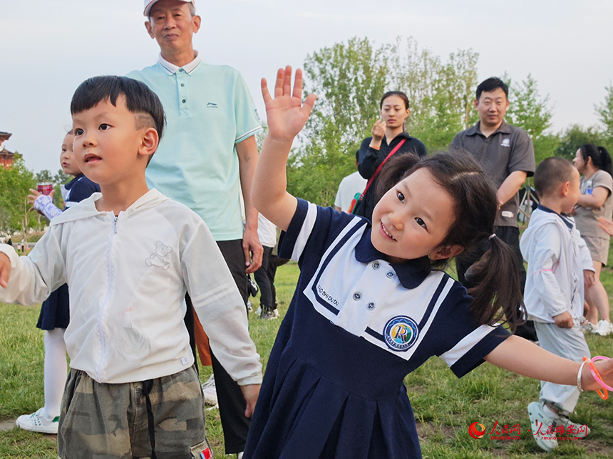 雄安容和容德幼兒園孩子們開始“貓鼠大戰(zhàn)”前的熱身運動。人民網(wǎng)記者 李兆民攝