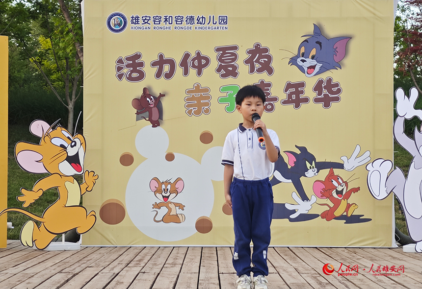 幼兒園學(xué)生代表為孩子們送上節(jié)日的祝福。人民網(wǎng)記者 李兆民攝