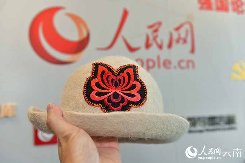 融入元謀彝族搟氈技藝與彝族刺繡制作的產(chǎn)品。人民網(wǎng)記者 任峰濤攝