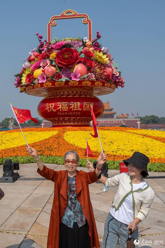 “祝福祖國”巨型花果籃亮相天安門廣場。人民網記者 翁奇羽攝 