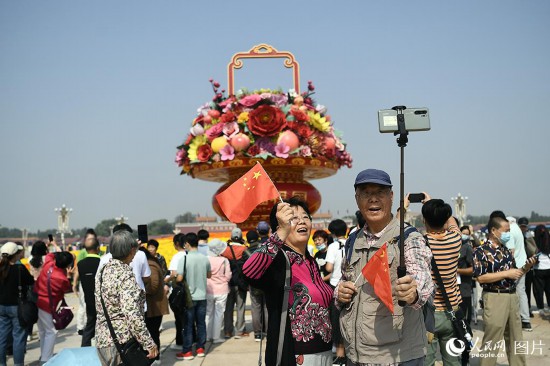 “祝福祖國(guó)”巨型花果籃亮相天安門(mén)廣場(chǎng)。人民網(wǎng)記者 于凱攝